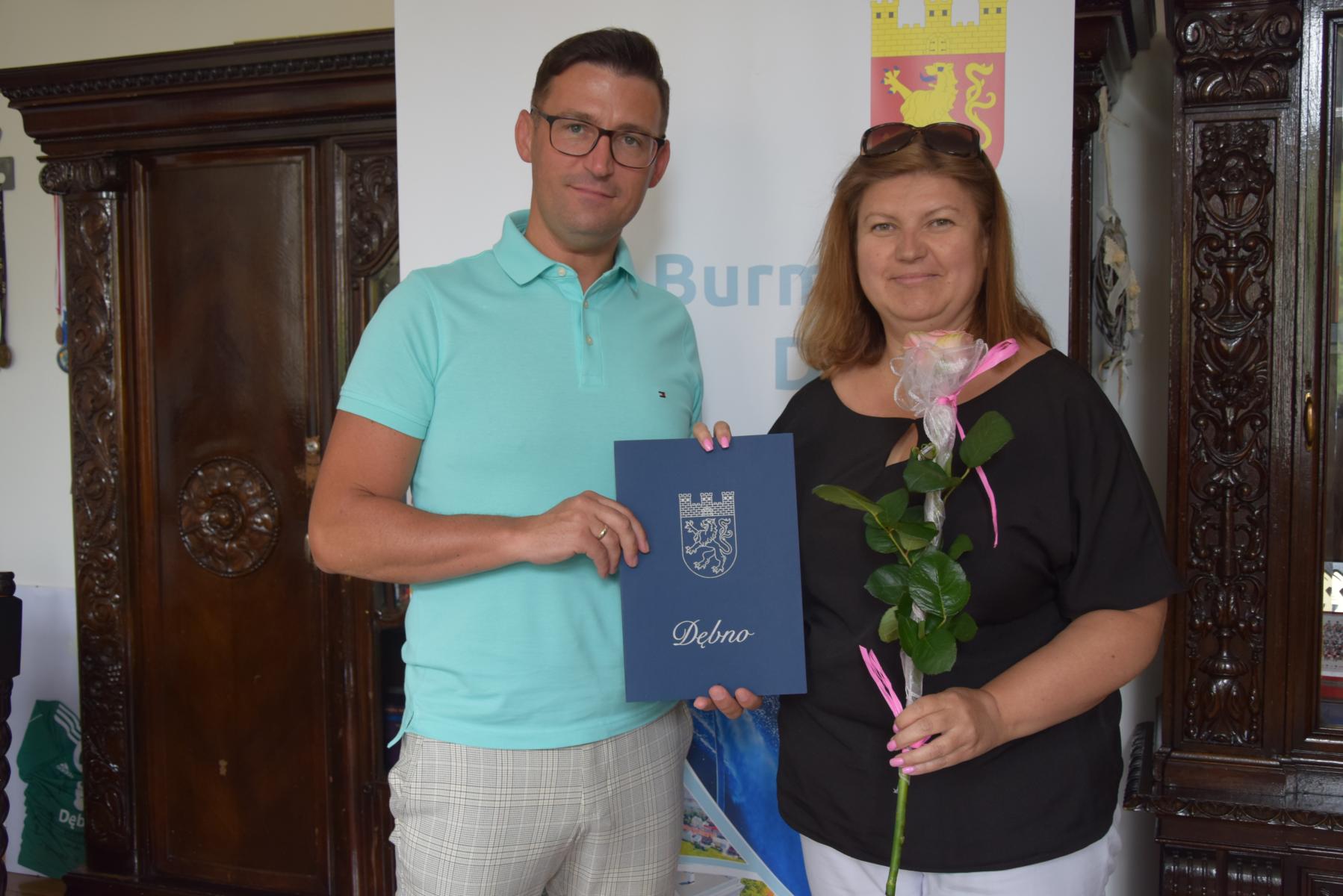 Od lewej burmistrz Dębna, dyrektor trzyma kwiat