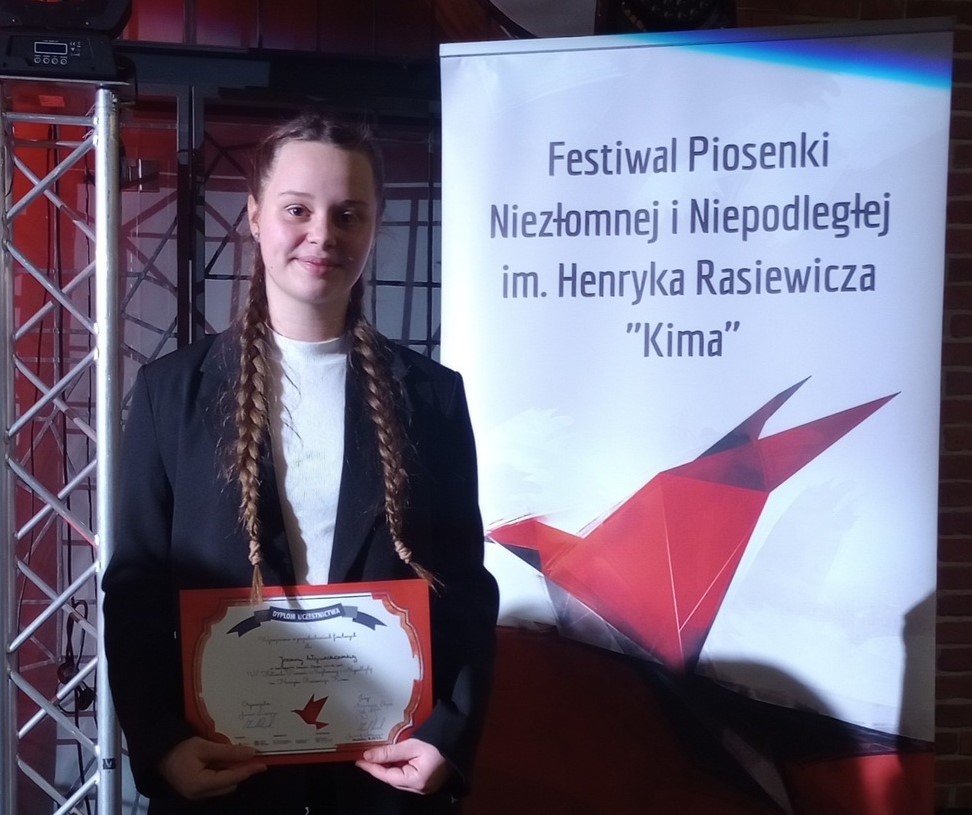 Joanna Wojciechowska w rękach trzyma dyplom w dłoniach