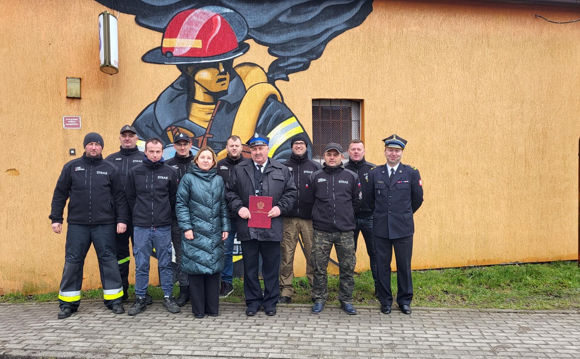 Strażacy przed strażnicą, Pierwsza od lewej wiceburmistrz Dębna Joanna Stąsiek - Janicka 