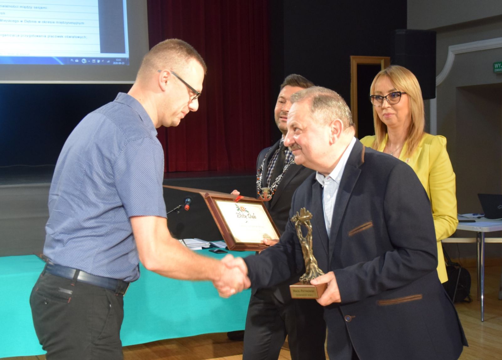 Nagrodę Maciejowi Patynowskiemu wręczył ubiegłoroczny laureat Anatol Wierzchowski