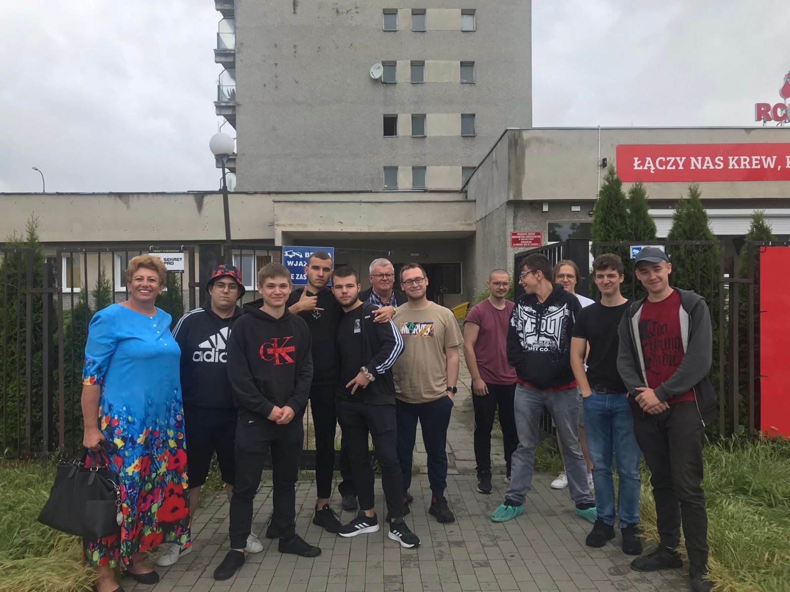 Uczestnicy wyjazdu przed Punktem Krwiodawstwa w Gorzowie 