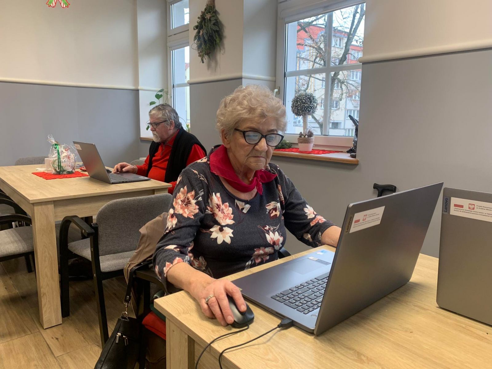 Seniorka siedzi przy laptopie