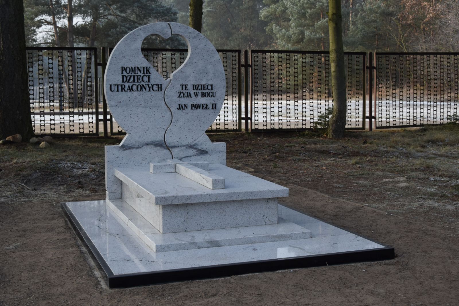 Pomnik Dzieci Utraconych na cmentarzu