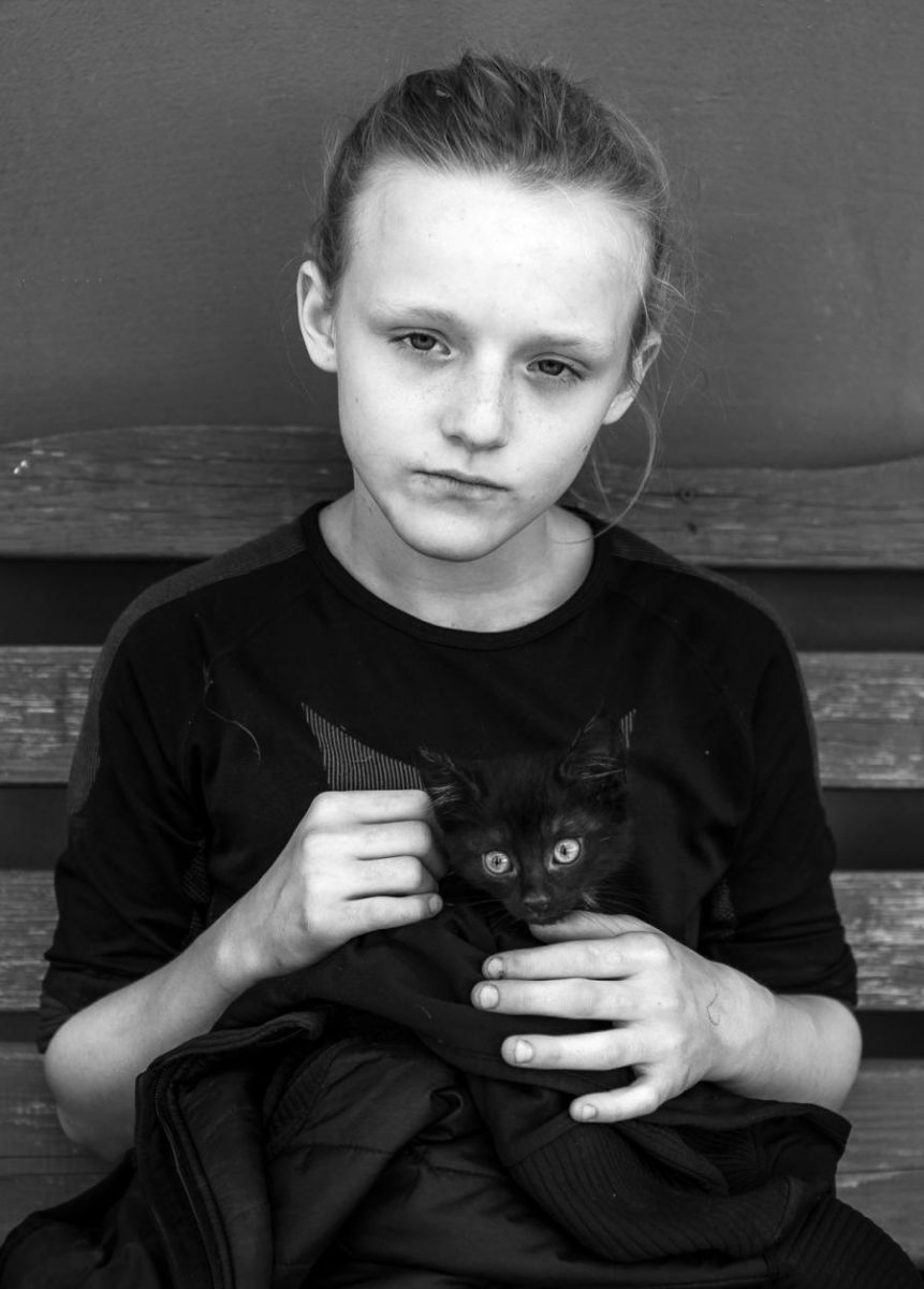Czarno-biała fotografia dziewczynka z kotkiem  