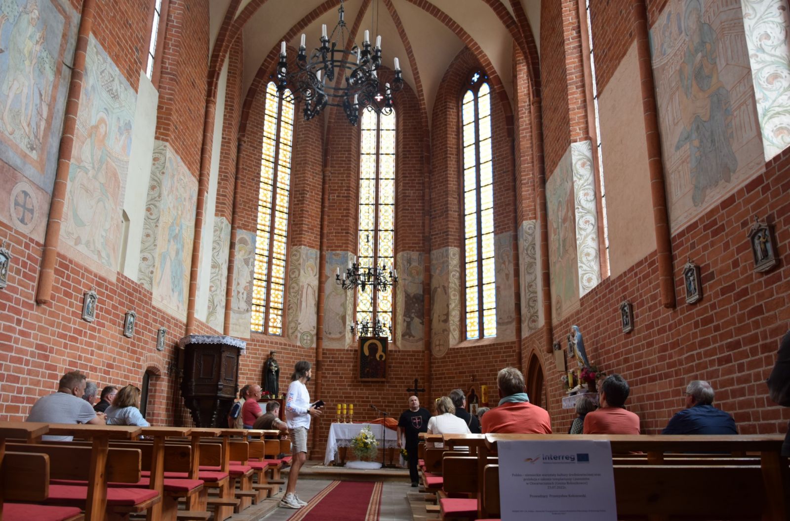 Uczestnicy słuchają wykładu w kaplicy