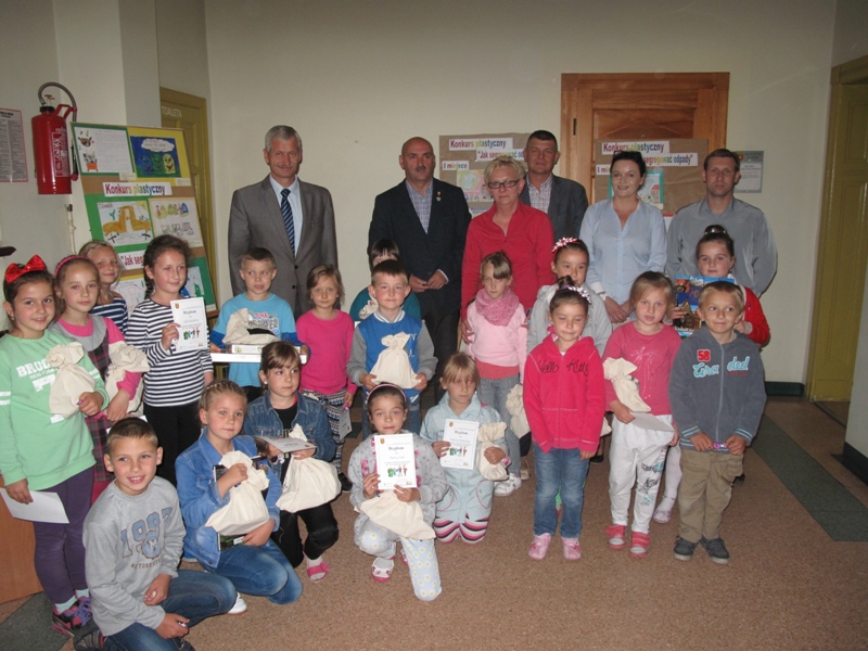 Grupa nagrodzonych dzieci wraz z opiekunami i władzami gminy
