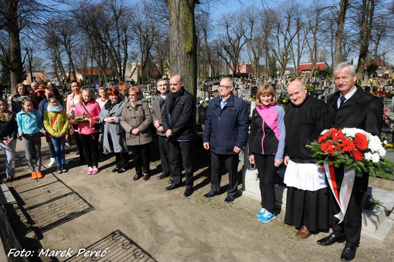 Grupa ludzi przy grobie Henryka Witkowskiego (link otworzy duże zdjęcie)