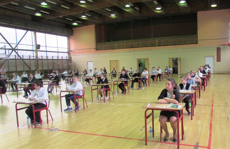 Uczniowie z SP 3 w Dębnie na hali sportowej przed sprawdzianem (link prowadzi do powiekszonej wersji zdjęcia