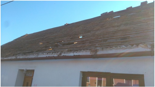 Jeden z budynków mieszkalnych w Dolsku po demontażu azbestowego pokrycia dachowego 