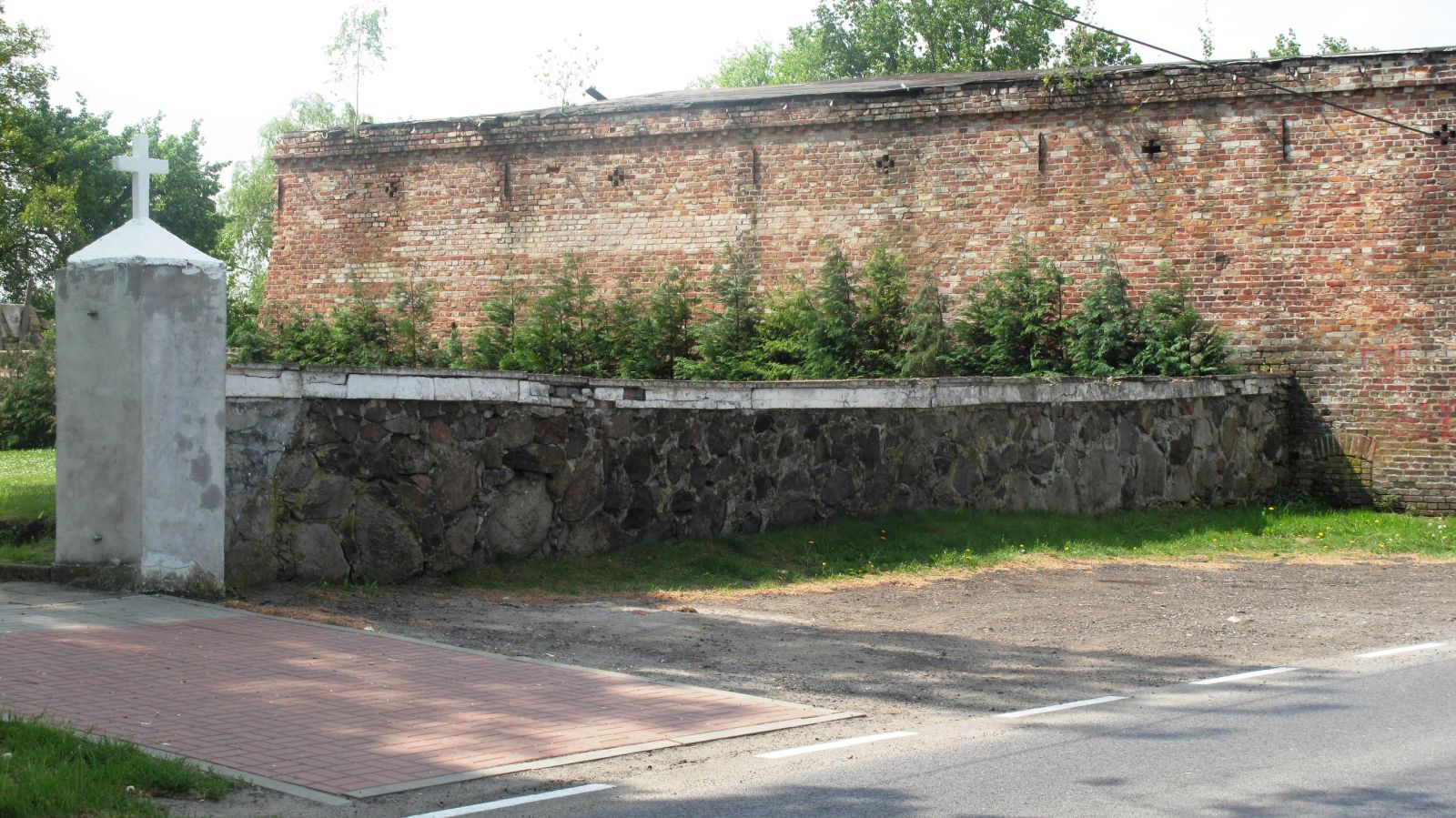Mur przykościelny w Sarbinowie wymaga remontu (link prowadzi do powiększonej wersji zdjęcia)