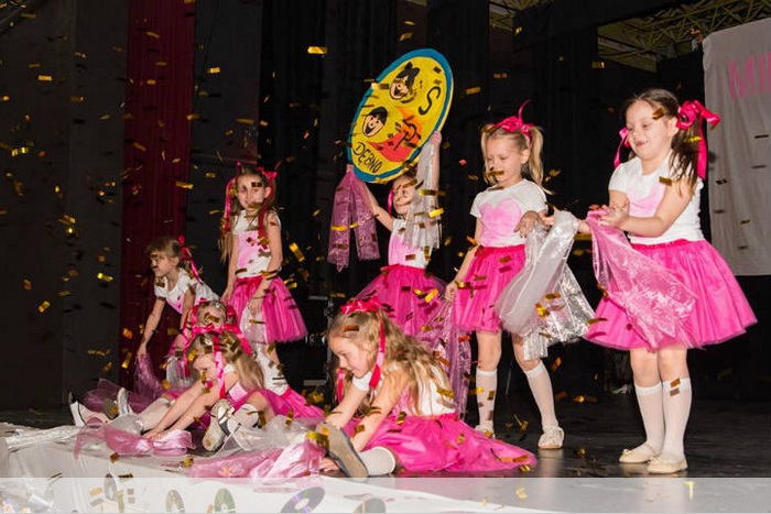 Grupa taneczna 6-latków z SP3. Link prowadzi do powiększonej wersji zdjęcia