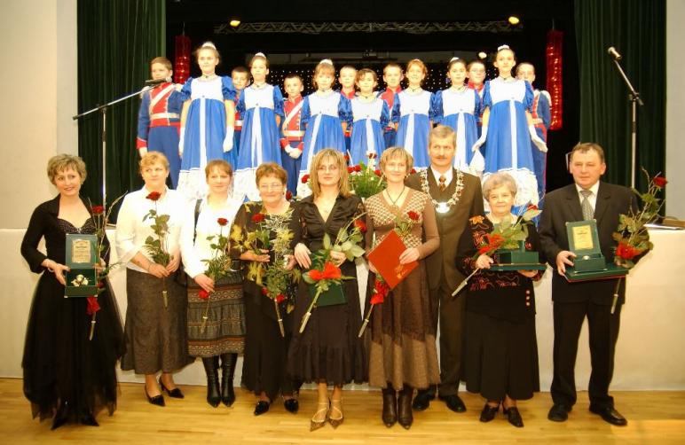 Laureaci, od lewej Irena Borysewicz i 5 osób przedstawicieli Zespołu Tanecznego 