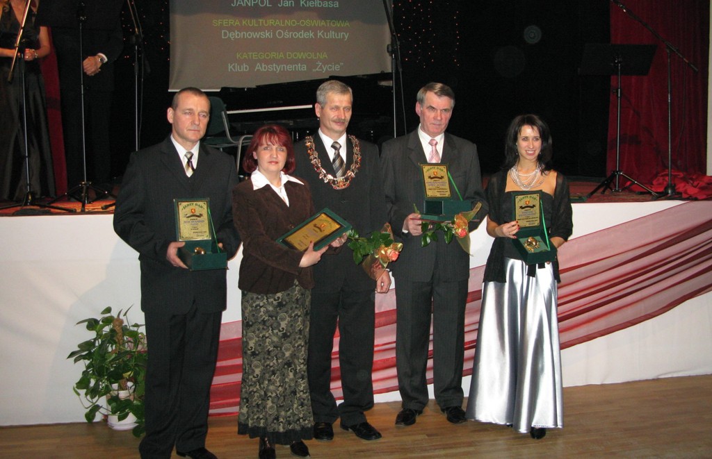 Wspólne zdjęcie. Od lewej: przedstawiciele Klubu Abstynenta, Piotr Downar, Jan Kiełbasa, Joanna Rau