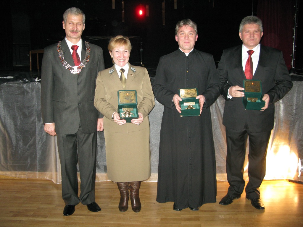 Od lewej: Piotr Downar, Maria Brzozowska, ks. Tomasz Motyka, Tadeusz Nowak
