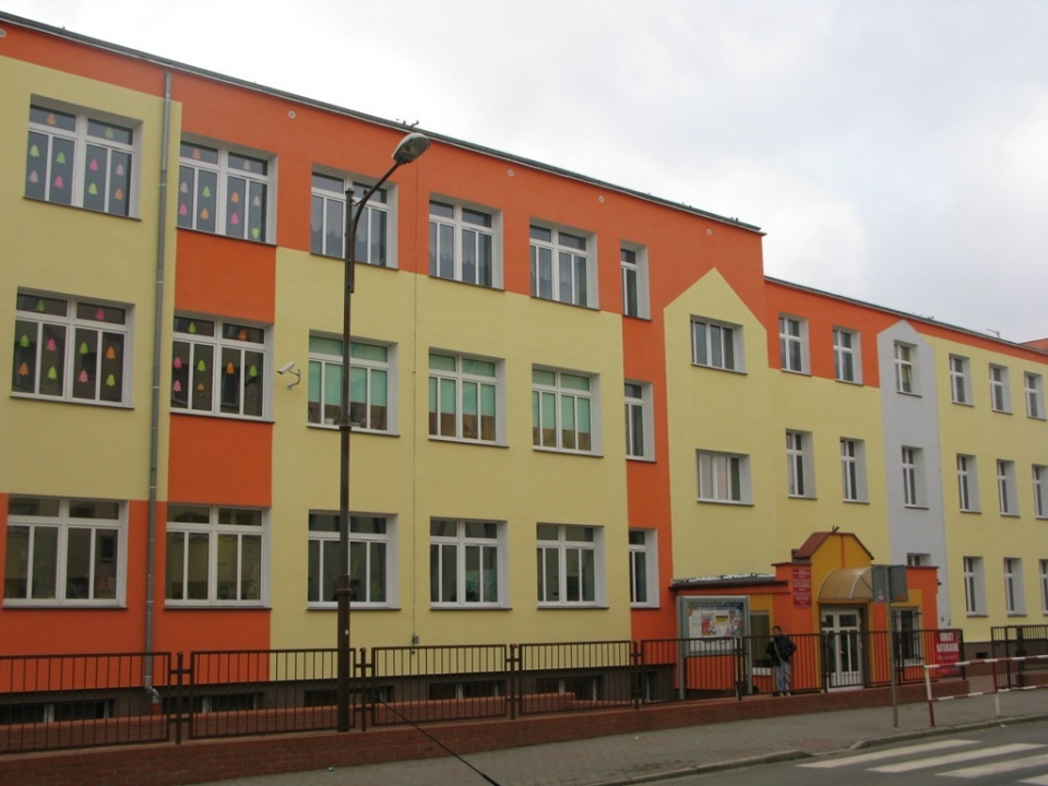 Powiększ zdjęcie budynke Szkoły Podstawowej nr 2 w Dębnie