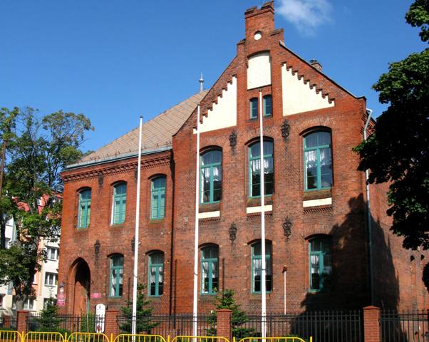 Budynek z czerwonej cegły - siedziba Salezjańskiego Centrum Edukacji