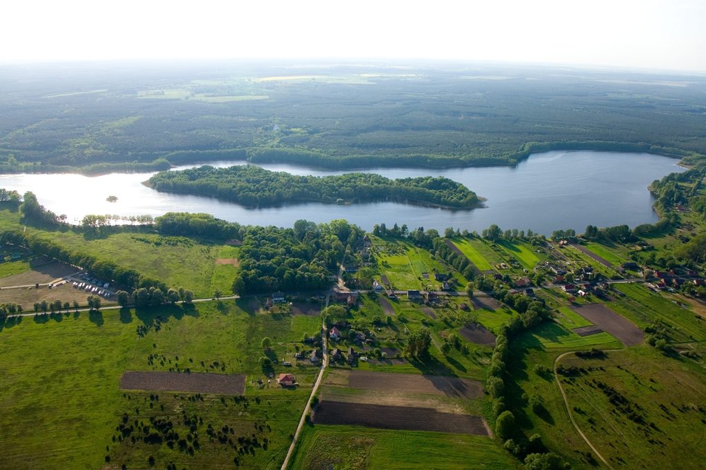 Jezioro Ostrowieckie z lotu ptaka z widokiem na wyspę