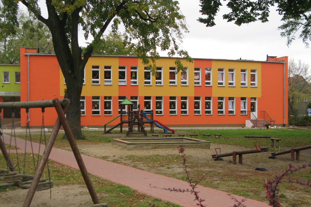 Powiększ zdjęcie. Budynek Przedszkola nr 1 w Dębnie.
