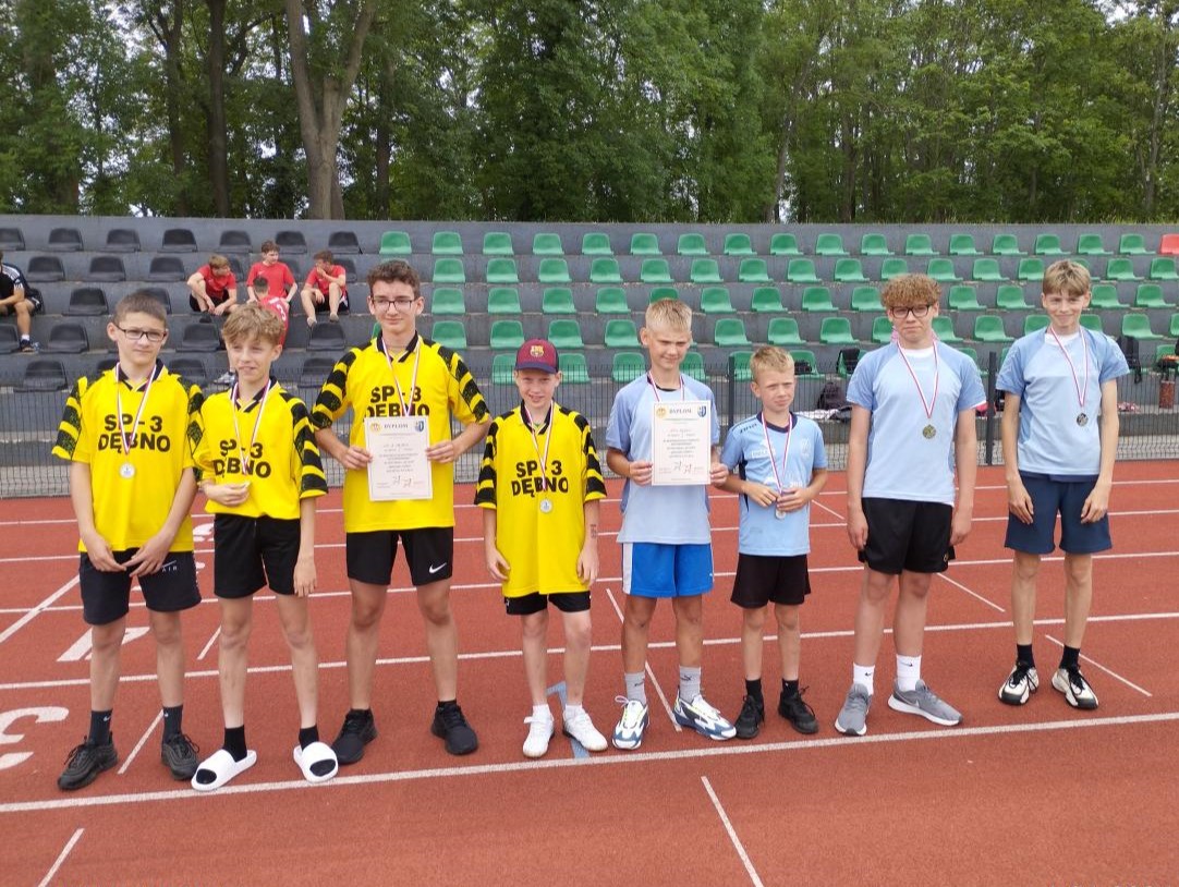 Od lewej zwycięska drużyna chłopców z SP 3 Dębno w żółtych koszulkach, obok zespół chłopców w niebieskich koszulkach 