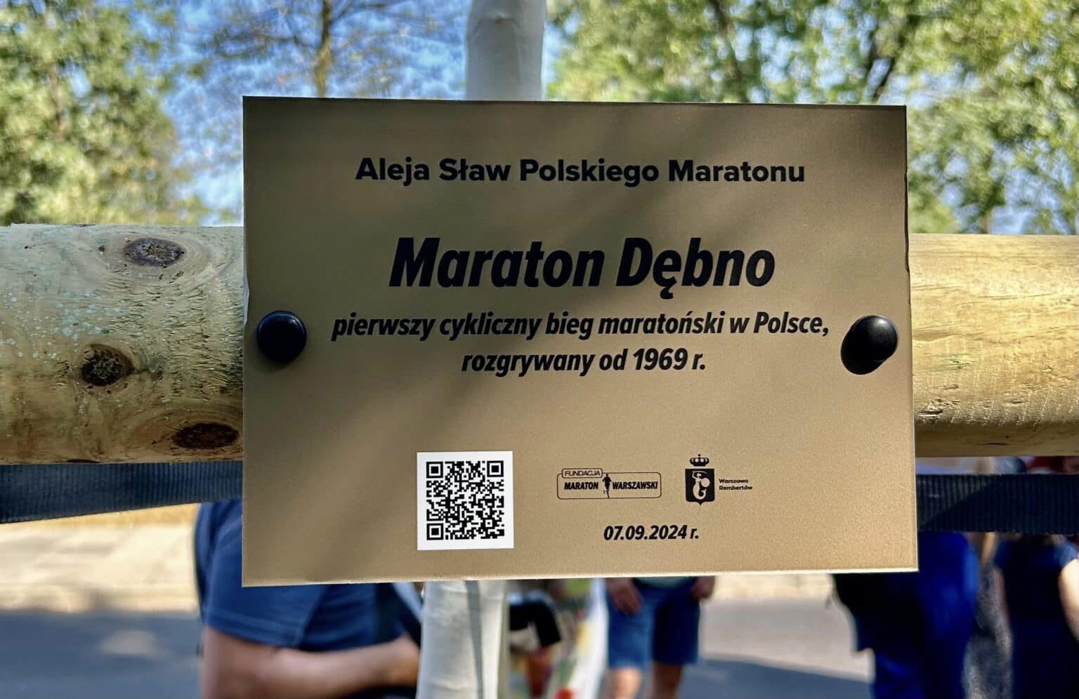 Tabliczka z treścią Aleja Sław Polskiego Maratonu Maraton Dębno, pierwszy cykliczny bieg maratoński w Polsce, rozgrywany od 1969 r. 