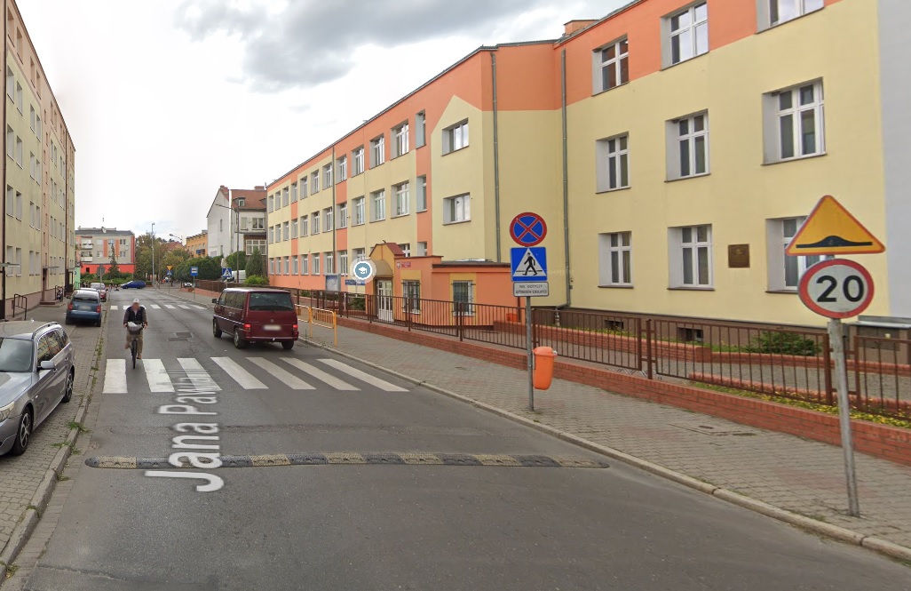 Widok na ulicę Jana Pawła II, samochody, budynki