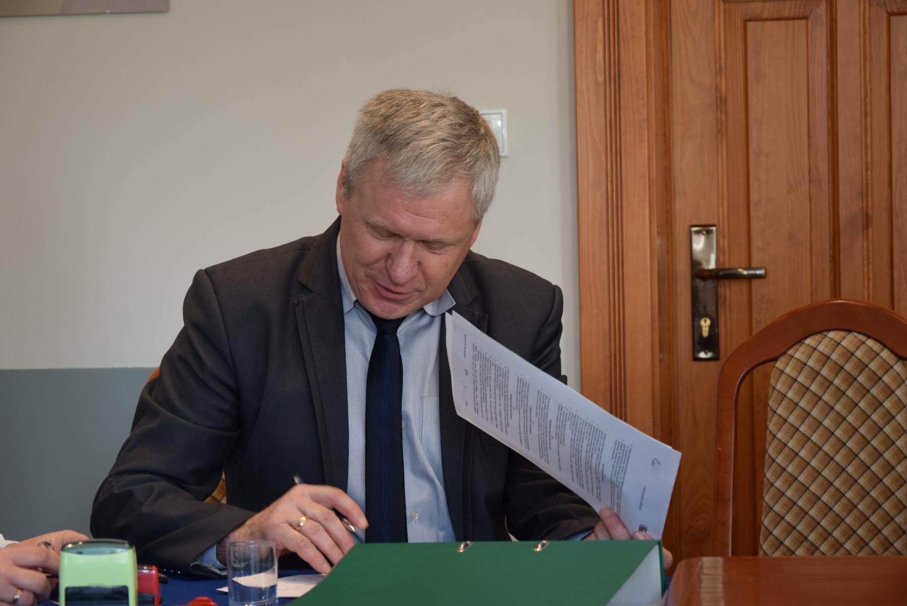Prezes Stowarzyszenia Skansen podpisuje umowę 