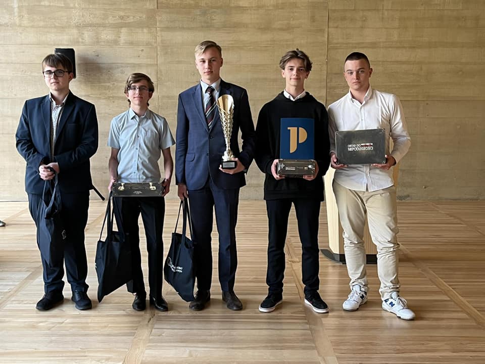 Uczniowie z Dębna zajęli drugie miejsce w Turnieju Debat Historycznych w Sulejówku