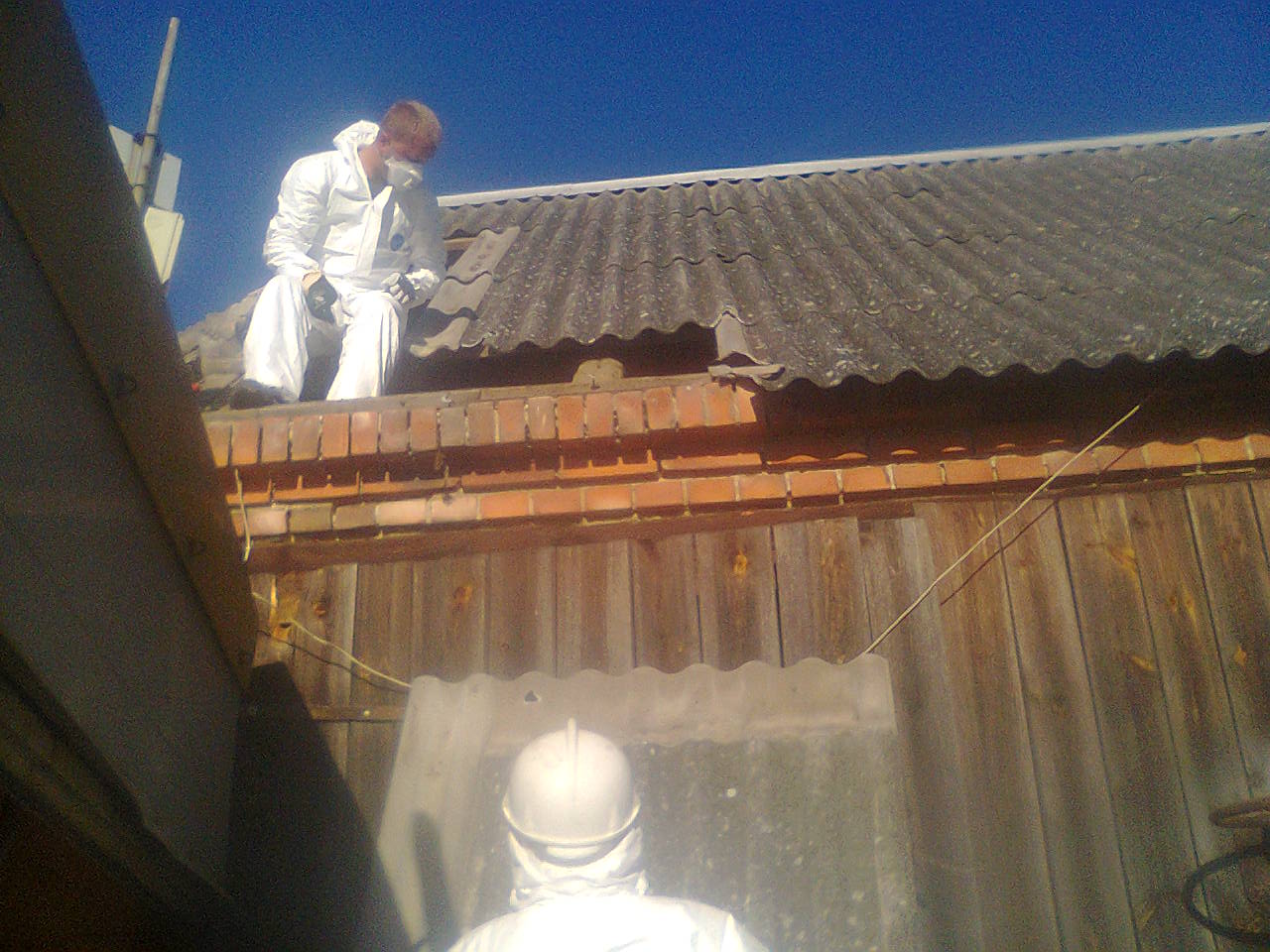 Prace przy demontażu dachu z azbestowych płyt