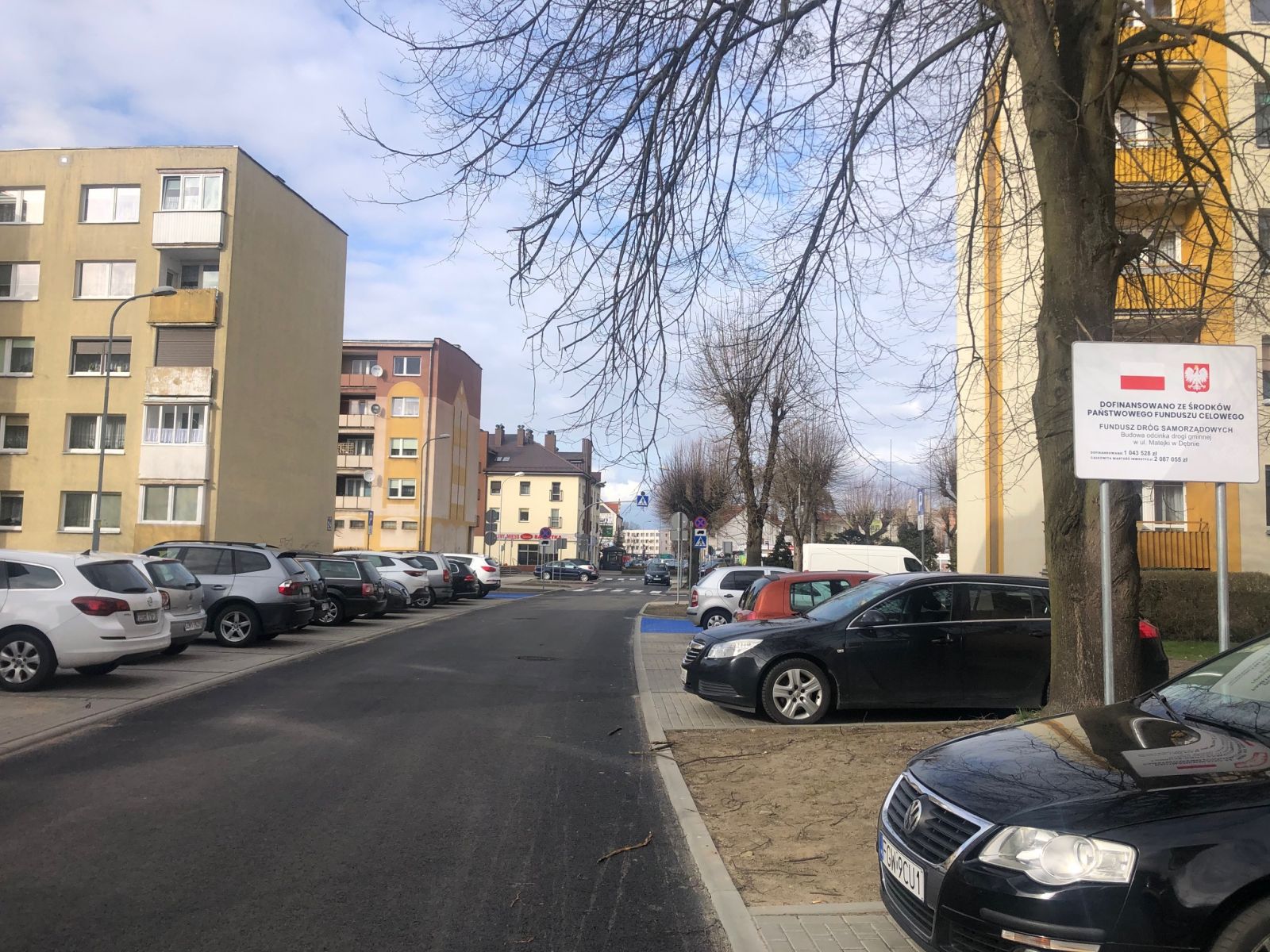 Ulica Matejki, tablica, samochody, niebo, drzewa, bloki