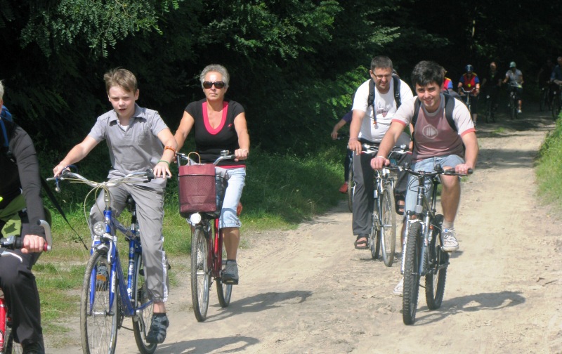 Grupa rowerzystów w Dolsku