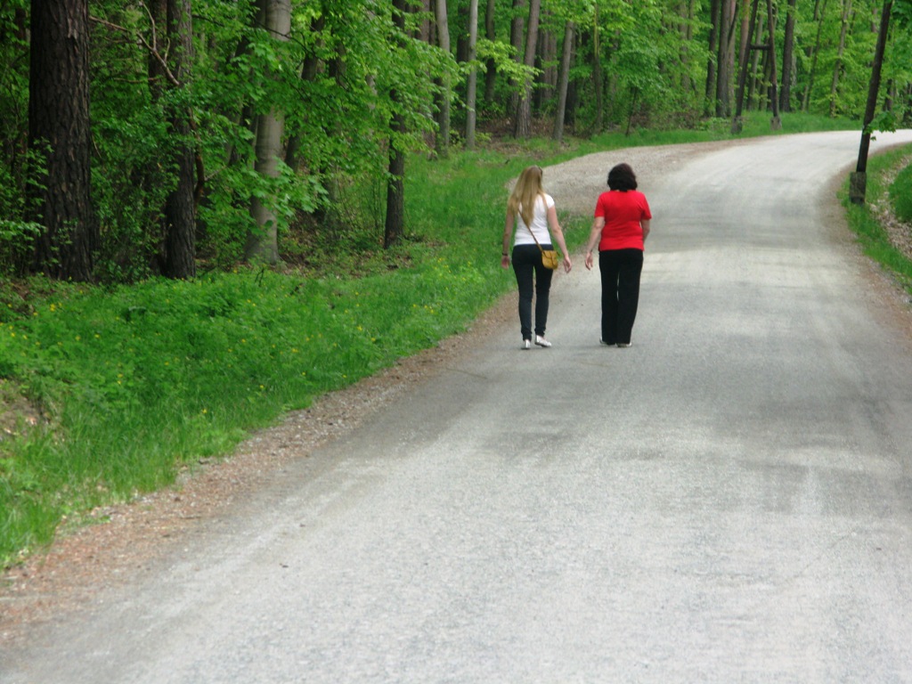 Dwie osoby spacerują na trasie prowadzącej do jeziora Duszatyń