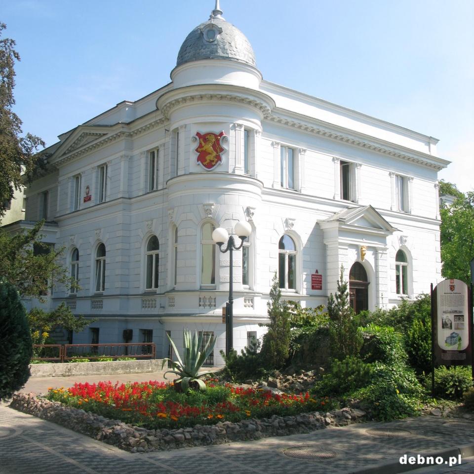 Biblioteka Publiczna Miasta i Gminy w Dębnie mieści się w XIX wiecznej pofabrykanckiej willi